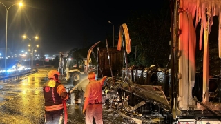 Kocaeli’de tır yangını nedeniyle otoyolun Ankara yönünde ulaşım aksadı