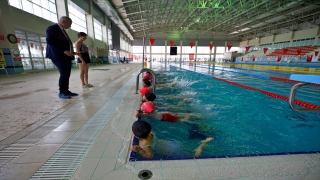 Osmaniye’de köy çocukları olimpik havuzda yüzme öğreniyor
