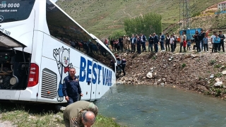 Bitlis’te yolcu otobüsünün dereye düşmesi sonucu 7 kişi yaralandı