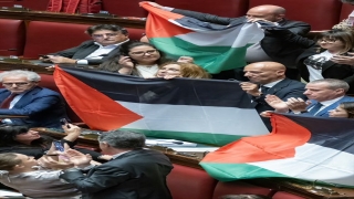 İtalya Temsilciler Meclisi’nde bir grup milletvekili Filistin bayrakları açtı